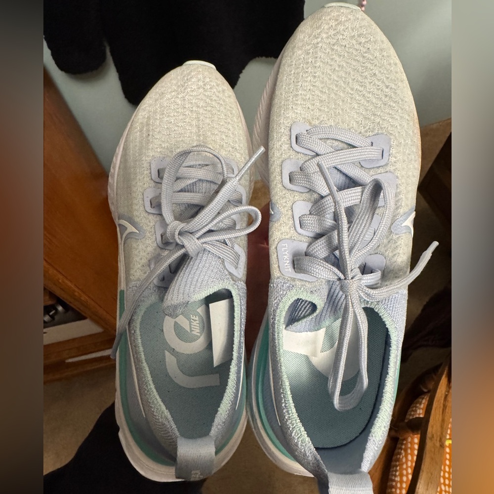Nike women’s size 8 infinity react baby blue sneaker. Excellent condition